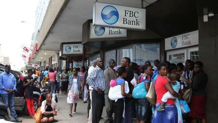 Depuis la fin de l'année 2016, les banques du Zimbabwe manquent de cash. La nouvelle monnaie, alignée sur le dollar, a dévissé. (Tafadzwa Ufumeli / ANADOLU AGENCY)