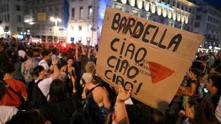 La victoire du Nouveau front populaire ainsi que la défaite du Rassemblement national sont célébrées dans les rues de plusieurs ville de France, dont Marseille, le 7 juillet 2024. (NICOLAS TUCAT / AFP)