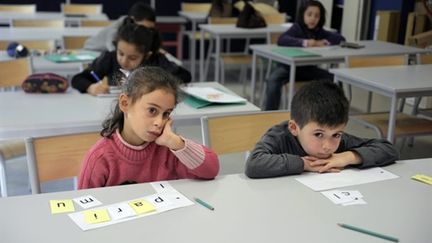 Dans une classe de CP à l'école Arthur Rimbaud d'Andrézieux-Bouthéon, près de Saint-Etienne (AFP - PHILIPPE DESMAZES)