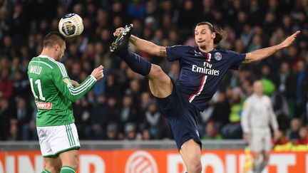 Petite frayeur de Yohan Mollo face à Zlatan Ibrahimovic, lors du quart de finale de Coupe de la Ligue ASSE-PSG (PHILIPPE DESMAZES / AFP)