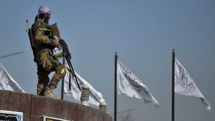 Un soldat taliban à Kaboul (Afghanistan), le 26 janvier 2022. (WAKIL KOHSAR / AFP)