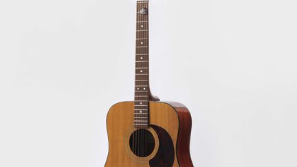 Parmi les 300 objets présentés à l'exposition Bowie Is, cette guitare acoustique utilisée par David Bowie à l'époque de Space Oddity en 1969, une Harptone.
 (Courtesy of The David Bowie Archive Image © Victoria and Albert Museum)