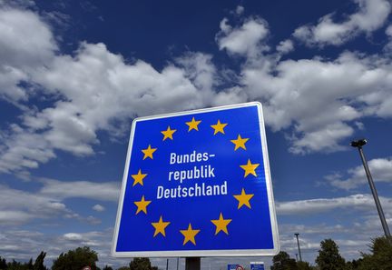 Panneau indiquant l'entrée en Allemagne à hauteur de l'ancien poste frontière de Stiring-Wendel sur l'autoroute E50. (ALEXANDRE MARCHI /NCY / MAXPPP)