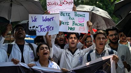 Des professionnels de la santé et des étudiants brandissant des pancartes crient des slogans lors d'une manifestation à New Delhi, en Inde, le 21 août 2024. (SAJJAD HUSSAIN / AFP)