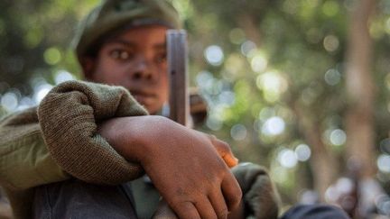 Un enfant soldat nouvellement libéré assiste à une cérémonie à Yambio, au Soudan du Sud, le 7 février 2018. (Stefanie Glinski / AFP)