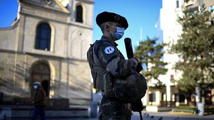 Un soldat de la forse Sentinelle en patrouille devant une église en banlieue parisienne, le 6 novembre 2020. (CHRISTOPHE ARCHAMBAULT / AFP)