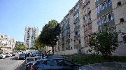 Dimanche 10 septembre, une habitante du 10ème arrondissement de Marseille avait été touchée par une balle perdue. Elle est décédée deux jours plus tard des suites de ses blessures. (NICOLAS TUCAT / AFP)