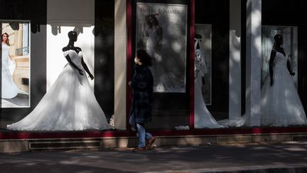 Selon des données provisoires de l'Insee, une hausse de 12% devrait être observée en 2022, et constituerait ainsi un début de rattrapage des mariages non-célébrés pendant la pandémie. Photo d'illustration. (JOEL SAGET / AFP)