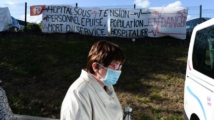 Une banderole indiquant notamment "Hôpital sous tension, personnel épuisé, population en danger" devant l'entrée principale de l'hôpital de Laval, le 21 août 2020. Photo d'illustration. (JEAN-FRANCOIS MONIER / AFP)