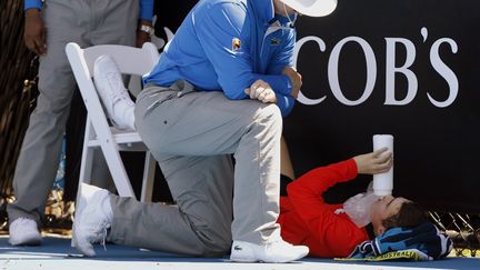 Il n'y a pas que les joueurs qui souffrent.&nbsp;Les ramasseurs de balles sont aussi expos&eacute;s aux fortes temp&eacute;ratures. Lors du match opposant le Canadien Milos Raonic &agrave; l'Espagnol Daniel Gimeno Traver, l'un d'eux a eu besoin de soins m&eacute;dicaux. (BRANDON MALONE / REUTERS)