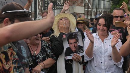 Une centaine de fans d'Alain Delon se sont rassemblés devant sa propriété à Douchy, dans le Loiret, pendant que l'acteur y était inhumé, le 24 août. (GUILLAUME SOUVANT / AFP)