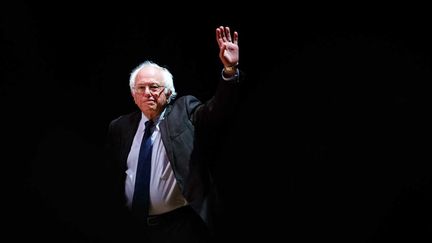 &nbsp; (Bernie Sanders arrive à la tribune d'un meeting au Town Hall à New York, le 23 juin 2016 © Maxppp)