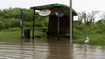 Le passage de la tempête Ernesto avait provoqué des inondations, mais aussi des coupures dans la distribution de l'eau potable. (BRIAN NOCANDY / AFP)