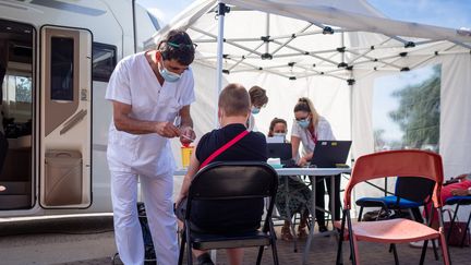 Un centre de vaccination éphémère a été installé sur le parking d'un centre commercial, à Perpignan (Pyrénées-Orientales), le 5 août 2021. (ARNAUD LE VU / HANS LUCAS / AFP)