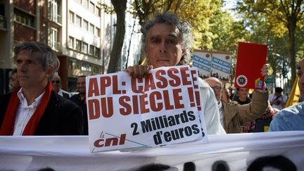 Un homme manifeste contre la baisse des APL à Toulouse, le 14 octobre 2017. (ALAIN PITTON / AFP)