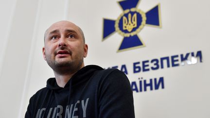 Le journaliste russe Arkadi Babtchenko, lors d'une conférence de presse, mercredi 30 mai, à Kiev (Ukraine). (SERGEI SUPINSKY / AFP)