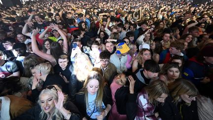 Des spectateurs lors d'un concert organisé à Liverpool (Royaume-Uni), le 2 mai 2021, où une foule de 5 000 personnes sans distianciation sociale était attendue.&nbsp; (PAUL ELLIS / AFP)