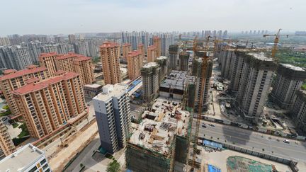 Des dizaines d'immeubles en construction dans le nord de la Chine en 2015. (ZHU XUDONG / MAXPPP)