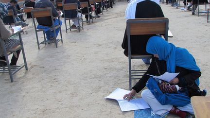 La photo de cette jeune étudiante et mère de famille afghane est devenue virale sur les réseaux sociaux. (YAHYA ERFAN / AFP)