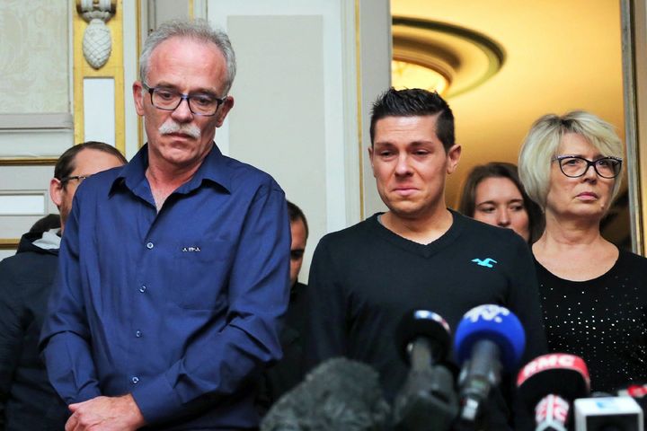 Jonathann Daval, le mari d'Alexia Daval, entouré de ses beaux-parents, Jean-Pierre et Isabelle Fouillot, lors d'une conférence de presse, le 2 novembre 2017 à Gray (Haute-Saône). (MAXPPP)