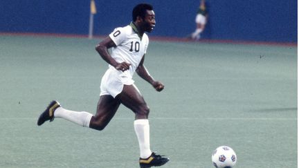 Pelé en 1977 dans un stade du New Jersey, sous le maillot du New York Cosmos. (NEW YORK DAILY NEWS / GETTY IMAGES)