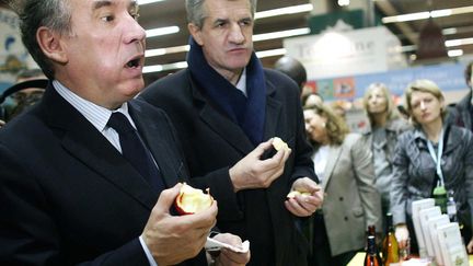 Le candidat centriste Fran&ccedil;ois Bayrou d&eacute;guste une pomme au Salon de l'agriculture &agrave; Paris, le 27 f&eacute;vrier 2012. (ALFRED / SIPA)