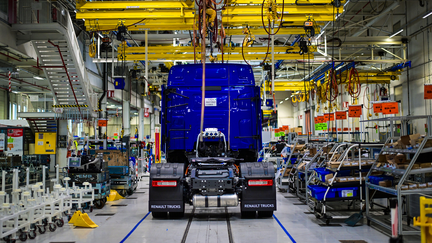 Chaîne d'assemblage d'une usine de camions à Bourg-en-Bresse. Photo d'illustration. (OLIVIER CHASSIGNOLE / AFP)