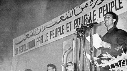 Le président algérien, Ahmed Ben Bella, prononce le discours d'ouverture du congrès du FLN à Alger, le 16 avril 1964. (STF / AFP)