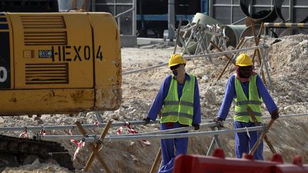 Des ouvriers participent au chantier du prochain stade international Khalifa à Doha (Qatar), le 17 novembre 2018. (AFP)