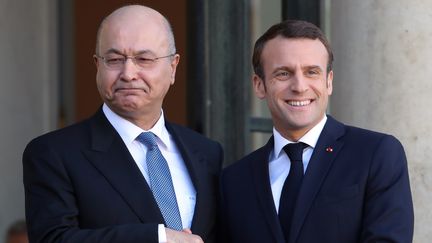 Barham Saleh et Emmanuel Macron, sur le perron de l'Elysée, à Paris, le 25 février 2018.&nbsp; (MUSTAFA YALCIN / ANADOLU AGENCY / AFP)