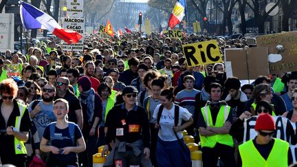 Des manifestants participent à un rassemblement des "gilets jaunes" le 23 février 2019 à Bordeaux. (GEORGES GOBET / AFP)