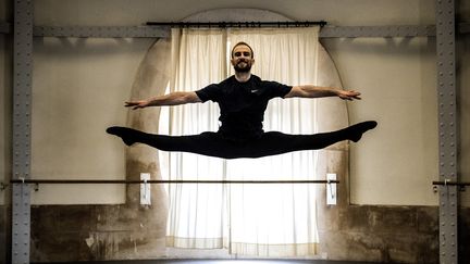 Le danseur étoile François Alu à l'Opéra Garnier à Paris, le 21 juin 2018.&nbsp; (CHRISTOPHE ARCHAMBAULT / AFP)