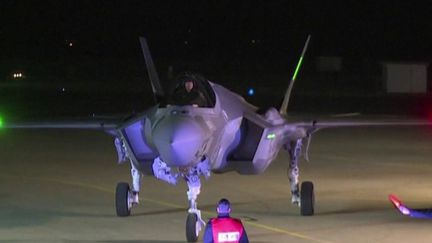 L’Allemagne privilégie les Etats-Unis aux Européens pour renouveler sa flotte vieillissante. Le gouvernement a décidé de miser sur le F-35 furtifs américains. L’Allemagne prévoit d’en commander trente-cinq exemplaires. (franceinfo)