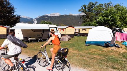 Un camping en Haute-Savoie, le 11 août 2023. (GR?GORY YETCHMENIZA/MAXPPP)