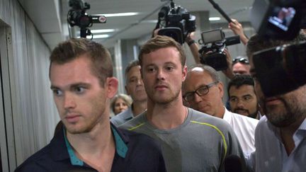 Les nageurs américains Gunnar Bentz et Jack Conger après avoir été débarqués d'un avion à l'aéroport de Rio (Brésil), le 18 août 2016. (MAURO PIMENTEL / AP / SIPA)