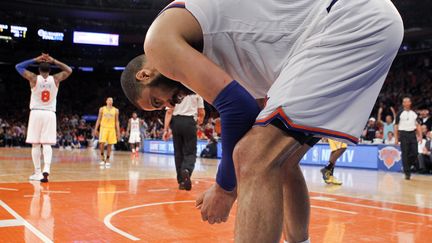 Le joueur des New York Knicks Tyson Chandler abattu lors d'un match contre les Indiana Pacers, au Madison Square Garden, le 5 mai 2013.&nbsp; (RAY STUBBLEBINE / REUTERS)