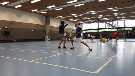 Maxence Lambert (à droite) en leçon avec le maître Pierre Mione. (CECILIA BERDER / FRANCEINFO / RADIO FRANCE)