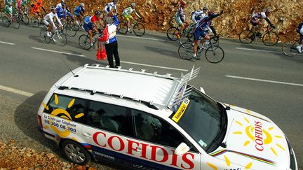 Une voiture de l'&eacute;quipe Cofidis lors d'une &eacute;tape de la course Paris-Nice, le 13 mars 2004, entre Digne-les-Bains (Alpes-de-Haute-Provence) et Cannes (Alpes-Maritimes). (JOEL SAGET / AFP)