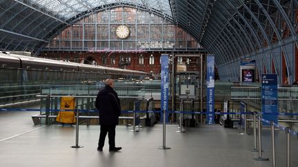 La gare Saint-Pancras à Londres (Royaume-Uni), où un cadre des éditions La Fabrique a été interpellé le 17 avril 2023. (ISABEL INFANTES / AFP)