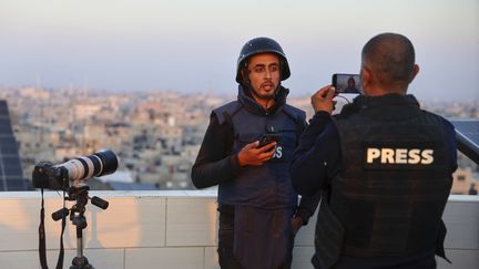 Le reporter palestinien Hani al-Shaer filmé par un collègue journaliste à Rafah, dans le sud de la bande de Gaza, le 27 décembre 2023. (SAID KHATIB / AFP)