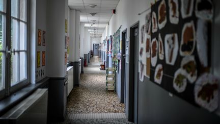 Un couloir à l'intérieur de l'école privée Eugène Napoléon Saint-Pierre Fourier à Paris, le 30 avril 2020 (photo d'illustration). (STEPHANE DE SAKUTIN / AFP)