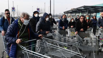 Des habitants de&nbsp;Casalpusterlengo font des réserves, le 23 février 2020.&nbsp; (MIGUEL MEDINA / AFP)