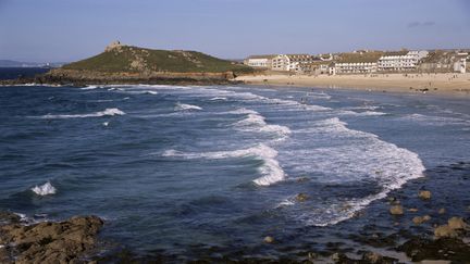 La plage de&nbsp;Porthmeor et le port de St Ives, en Cornouailles (Royaume-Uni), le 29 septembre 2015. (KEN GILLHAM / ROBERT HARDING HERITAGE / AFP)