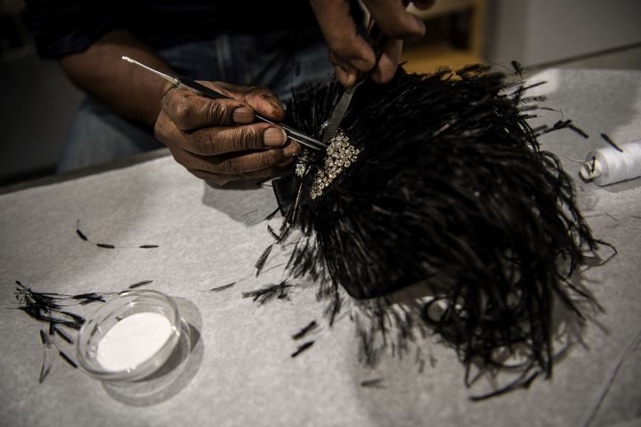 Dans l'atelier de l'artisan plumier Eric Charles-Donatien
 (CHRISTOPHE ARCHAMBAULT / AFP)