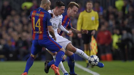 Julian Draxler aux prises avec les Barcelonais Rakitic et Mascherano (LLUIS GENE / AFP)