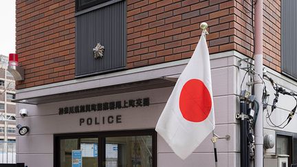 YOKOHAMA, KANAGAWA, JAPON - 2024/02/11 : Un drapeau japonais est vu à l'extérieur d'un poste de police japonais à Kannai, Yokohama. (Stanislav Kogiku/SOPA Images/LightRocket via Getty Images)