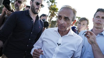 Eric Zemmour lors de la présentation de sa candidature aux élections législatives, à Cogolin dans le Var, le 12 mai 2022. (ARIE BOTBOL / HANS LUCAS / AFP)