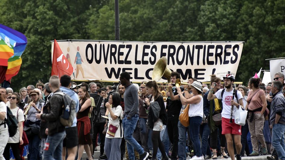 Plusieurs Milliers De Manifestants à Paris En Soutien Aux Migrants