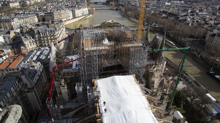 Une vue aérienne de la cathédrale Notre-Dame, le 17 février 2020 à Paris, où l'on distingue nettement l'échafaudage encastré. (PATRICK ZACHMANN / MAGNUM PHOTOS)