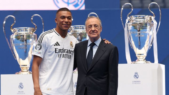 Kylian Mbappé pose aux côtés de Florentino Pérez, le président du Real Madrid, lors de sa présentation officielle, le 16 juillet 2024 dans le stade Santiago-Bernabéu. (PIERRE-PHILIPPE MARCOU / AFP)